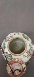 Een Chinese famille rose theepot, vier koppen en drie schotels, Yongzheng