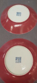 Paire d'assiettes en porcelaine de Chine en rouge de rubis monochrome, marque et &eacute;poque de Jiaqing
