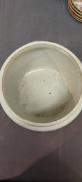 Een Chinese blauw-witte pot met decor van antiquiteiten, Kangxi
