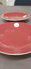 Paire d'assiettes en porcelaine de Chine en rouge de rubis monochrome, marque et &eacute;poque de Jiaqing