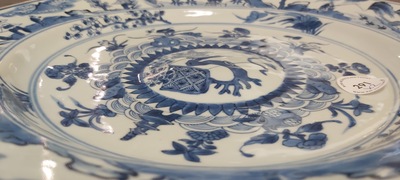 Paire de plats en porcelaine de Chine en bleu et blanc aux m&eacute;daillons centraux bomb&eacute;s, Kangxi