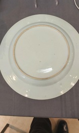 Un grand plat et 26 assiettes en porcelaine de Chine en bleu et blanc, Kangxi/Qianlong
