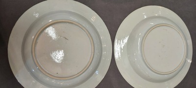 Un grand plat et 26 assiettes en porcelaine de Chine en bleu et blanc, Kangxi/Qianlong