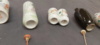 Vier Chinese famille rose snuifflessen en vier diverse snuifflessen, 19/20e eeuw