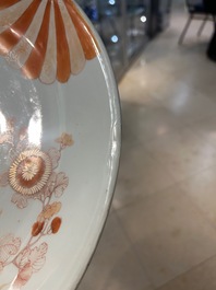 Paire de plats en porcelaine de Chine en rouge de fer et dor&eacute;, Kangxi