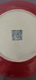 Een paar Chinese monochrome robijnrode borden, Jiaqing merk en periode