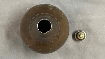 Twee Vietnamese met zilver en koper ingelegde paktong stukken en een blauw-witte kalebasvaas, 16e en 19e eeuw