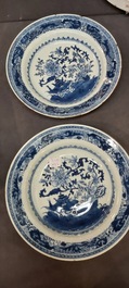 Un grand plat et 26 assiettes en porcelaine de Chine en bleu et blanc, Kangxi/Qianlong