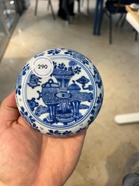 Een Chinees blauw-wit dekseldoosje met decor van antiquiteiten, Kangxi
