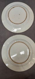 Un grand plat et 26 assiettes en porcelaine de Chine en bleu et blanc, Kangxi/Qianlong