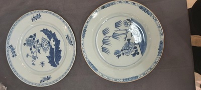 Un grand plat et 26 assiettes en porcelaine de Chine en bleu et blanc, Kangxi/Qianlong