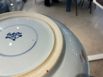 Paire de plats en porcelaine de Chine en rouge de fer et dor&eacute;, Kangxi