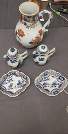 Une grande verseuse en porcelaine de Chine verte-Imari et deux paires de verseuses couvertes sur supports, Kangxi/Qianlong