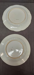 Un grand plat et 26 assiettes en porcelaine de Chine en bleu et blanc, Kangxi/Qianlong