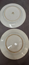 Un grand plat et 26 assiettes en porcelaine de Chine en bleu et blanc, Kangxi/Qianlong