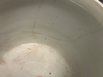 Een Chinese blauw-witte pot met decor van antiquiteiten, Kangxi