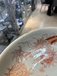 Paire de plats en porcelaine de Chine en rouge de fer et dor&eacute;, Kangxi