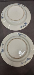 Un grand plat et 26 assiettes en porcelaine de Chine en bleu et blanc, Kangxi/Qianlong