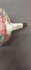 Een Chinese famille rose theepot, vier koppen en drie schotels, Yongzheng