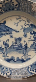 Plat en porcelaine de Chine en bleu et blanc &agrave; d&eacute;cor d'une sc&egrave;ne du 'Xi Xiang Ji', marque de Jiajing, Kangxi