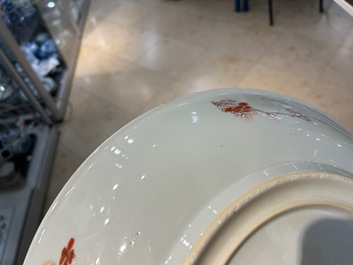 Paire de plats en porcelaine de Chine en rouge de fer et dor&eacute;, Kangxi