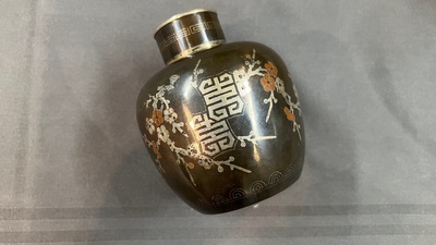 Twee Vietnamese met zilver en koper ingelegde paktong stukken en een blauw-witte kalebasvaas, 16e en 19e eeuw