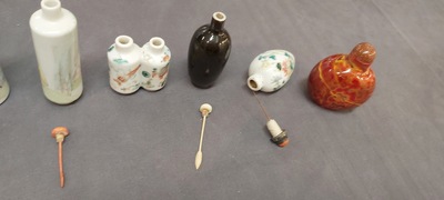 Vier Chinese famille rose snuifflessen en vier diverse snuifflessen, 19/20e eeuw