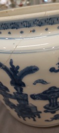Een Chinese blauw-witte pot met decor van antiquiteiten, Kangxi