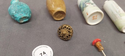 Vier Chinese famille rose snuifflessen en vier diverse snuifflessen, 19/20e eeuw