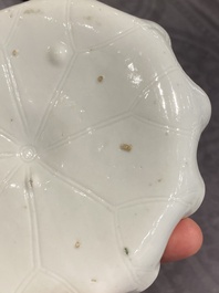 Een Chinese Dehua blanc de Chine penselenwasser met een kikker op lotusblad op houten sokkel, Kangxi/Yongzheng