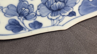 Une paire de plats et six assiettes en porcelaine de Chine en bleu et blanc, Kangxi/Qianlong