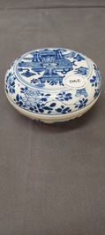 Een Chinees blauw-wit dekseldoosje met decor van antiquiteiten, Kangxi