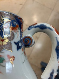 Une grande verseuse en porcelaine de Chine verte-Imari et deux paires de verseuses couvertes sur supports, Kangxi/Qianlong