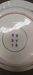 Plat en porcelaine de Chine en bleu et blanc &agrave; d&eacute;cor d'une sc&egrave;ne du 'Xi Xiang Ji', marque de Jiajing, Kangxi