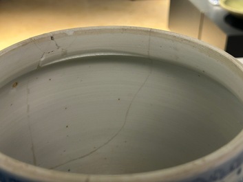 Een Chinese blauw-witte pot met decor van antiquiteiten, Kangxi