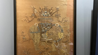 Een Chinese met metaaldraad geborduurde zijden stoelbekleding, Qianlong