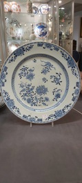 Un grand plat et 26 assiettes en porcelaine de Chine en bleu et blanc, Kangxi/Qianlong