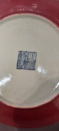 Een paar Chinese monochrome robijnrode borden, Jiaqing merk en periode