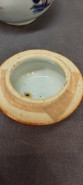Une grande verseuse en porcelaine de Chine verte-Imari et deux paires de verseuses couvertes sur supports, Kangxi/Qianlong