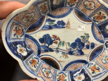 Une grande verseuse en porcelaine de Chine verte-Imari et deux paires de verseuses couvertes sur supports, Kangxi/Qianlong