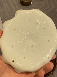 Een Chinese Dehua blanc de Chine penselenwasser met een kikker op lotusblad op houten sokkel, Kangxi/Yongzheng