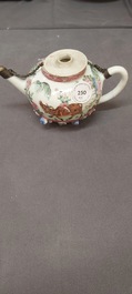Een Chinese famille rose theepot, vier koppen en drie schotels, Yongzheng
