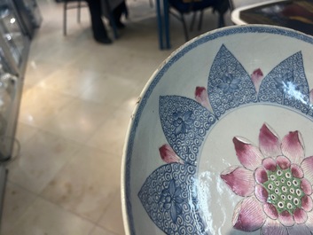 Plat en porcelaine de Chine famille rose &agrave; d&eacute;cor d'un lotus pour le march&eacute; Sud-Est asiatique, Yongzheng