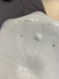 Een Chinese Dehua blanc de Chine penselenwasser met een kikker op lotusblad op houten sokkel, Kangxi/Yongzheng