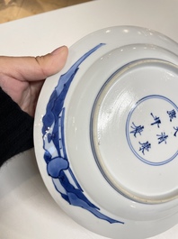 Twee Chinese blauw-witte borden met de Cao zussen, Kangxi merk en periode en Yongzheng