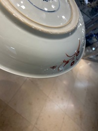 Paire de plats en porcelaine de Chine en rouge de fer et dor&eacute;, Kangxi