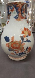 Une grande verseuse en porcelaine de Chine verte-Imari et deux paires de verseuses couvertes sur supports, Kangxi/Qianlong