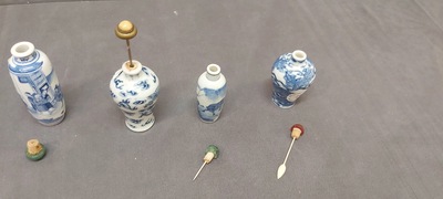 Vier Chinese blauw-witte snuifflessen, 18/19e eeuw