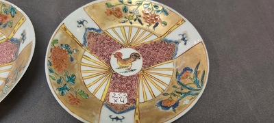 Een paar Chinese famille rose koppen en schotels met hanen, Yongzheng