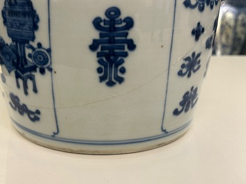 Een Chinese blauw-witte pot met decor van antiquiteiten, Kangxi